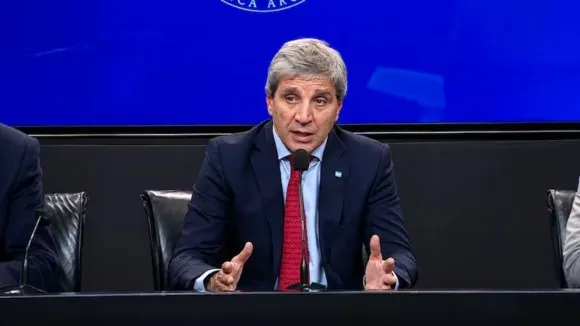 Caputo enfrenta un vencimiento de USD 5.348 millones en octubre y el mercado anticipa otro canje de deuda
